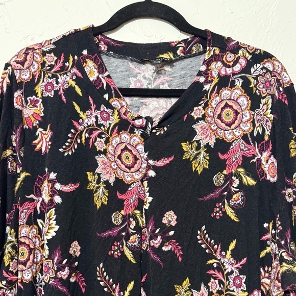 LANE BRYANT BLACK FLORAL TWISTED NECK SWING TUNIC TEE TOP SIZE 26/28 4X - Picture 5 of 9